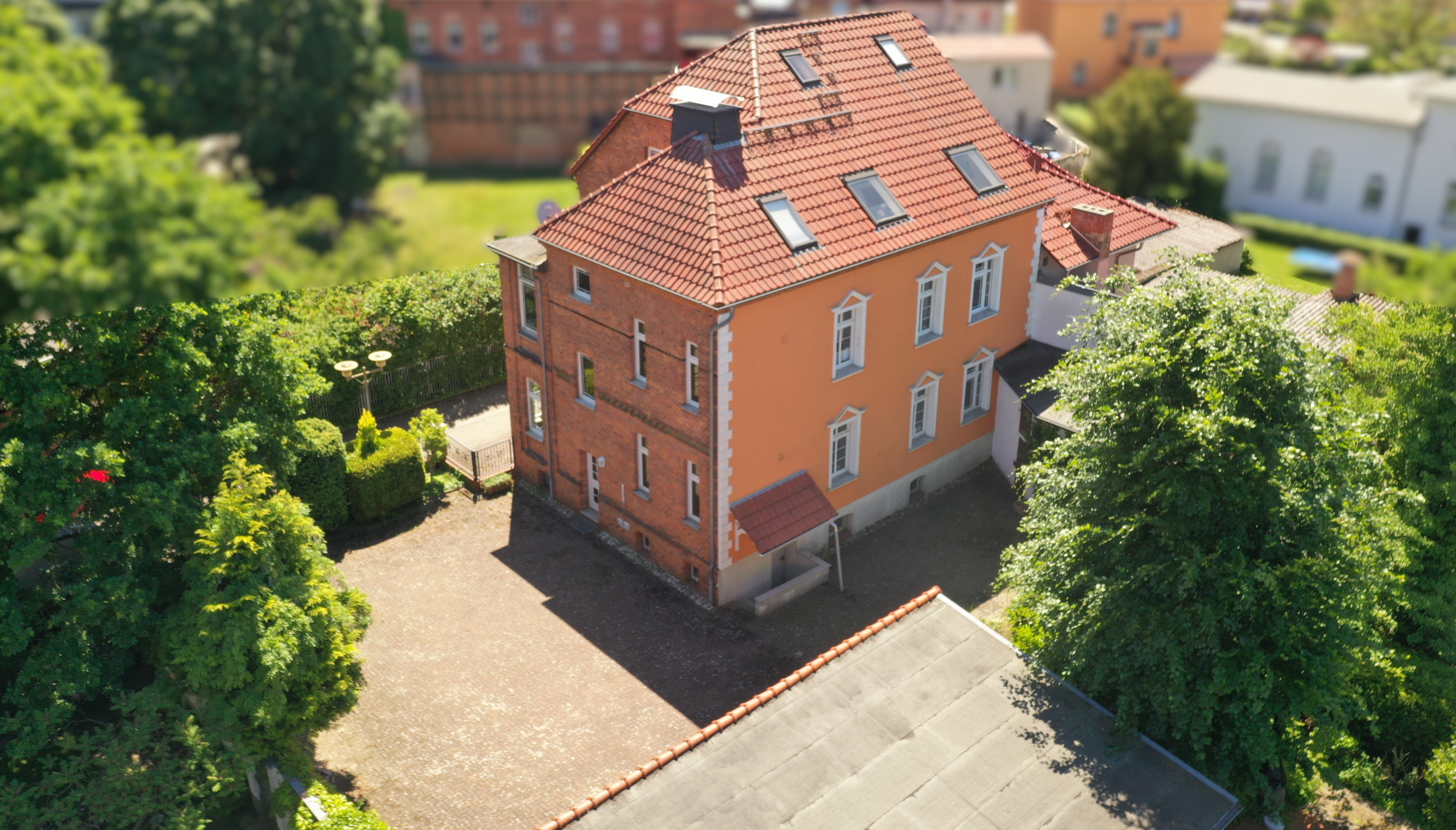 Wohnhaus in der Straßenansicht von oben