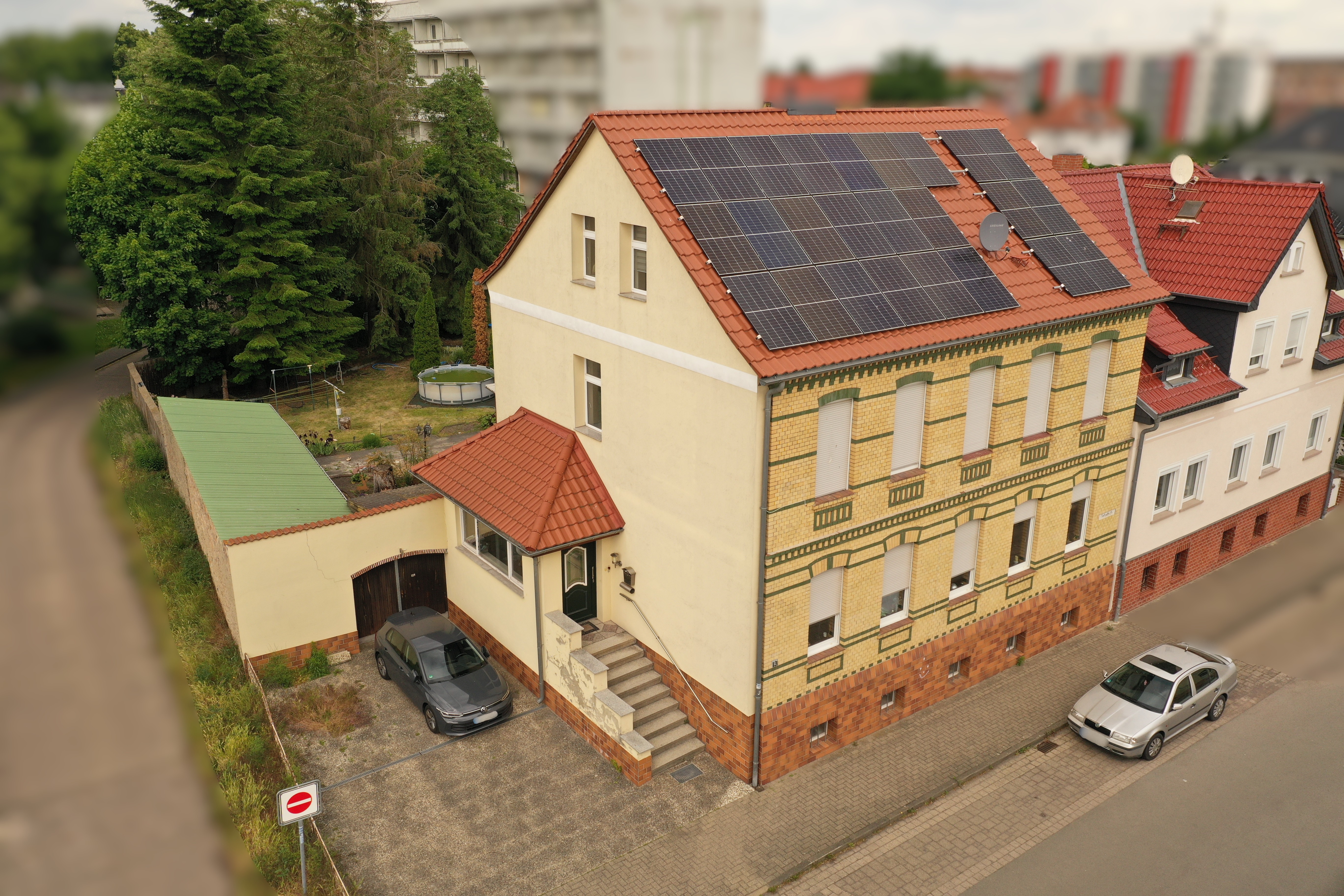 Mehrfamilienhaus mit Solaranlage von oben
