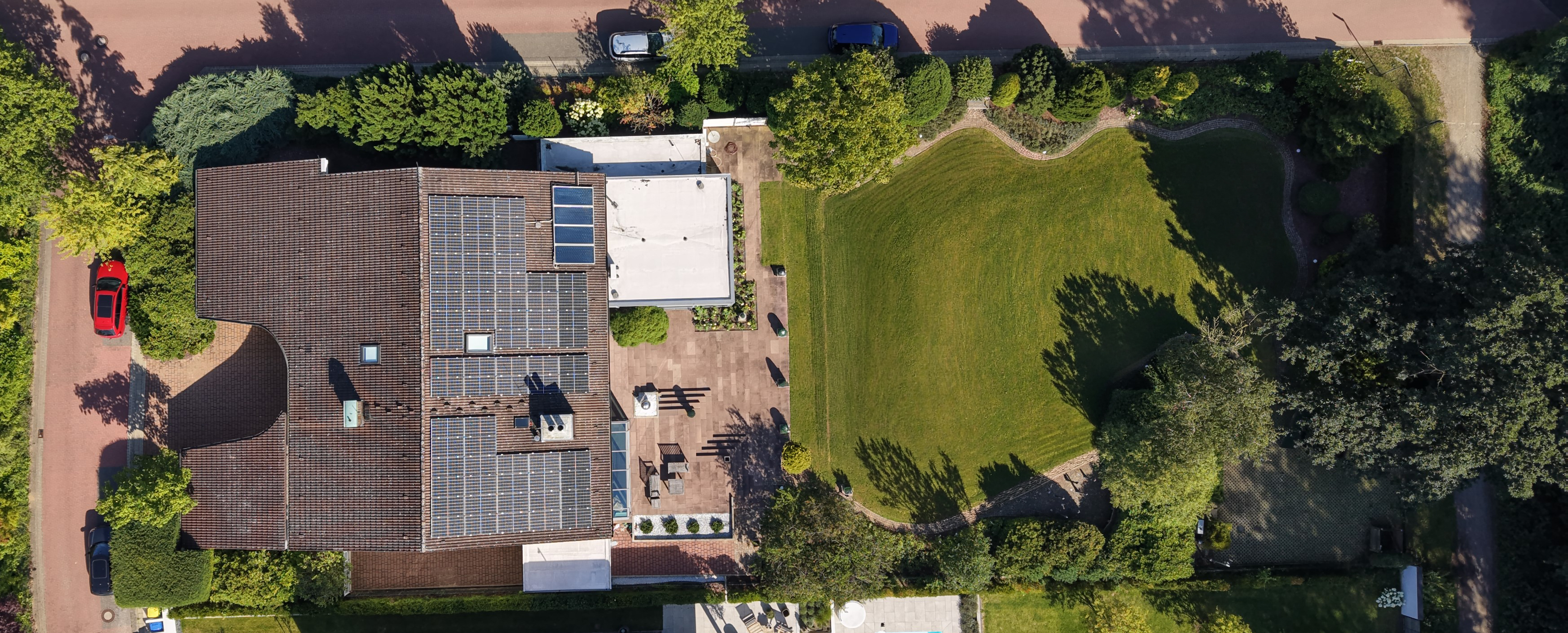 Einfamilienhaus mit Solaranlage und Garten aus der Vogelperspektive