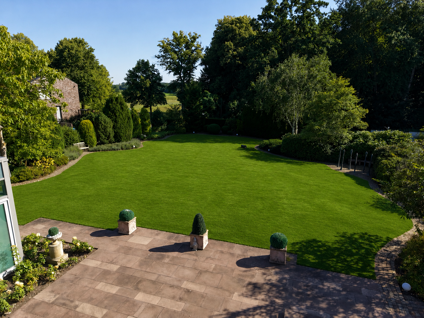 Gepflegter Garten mit Rasenfläche und Terrasse